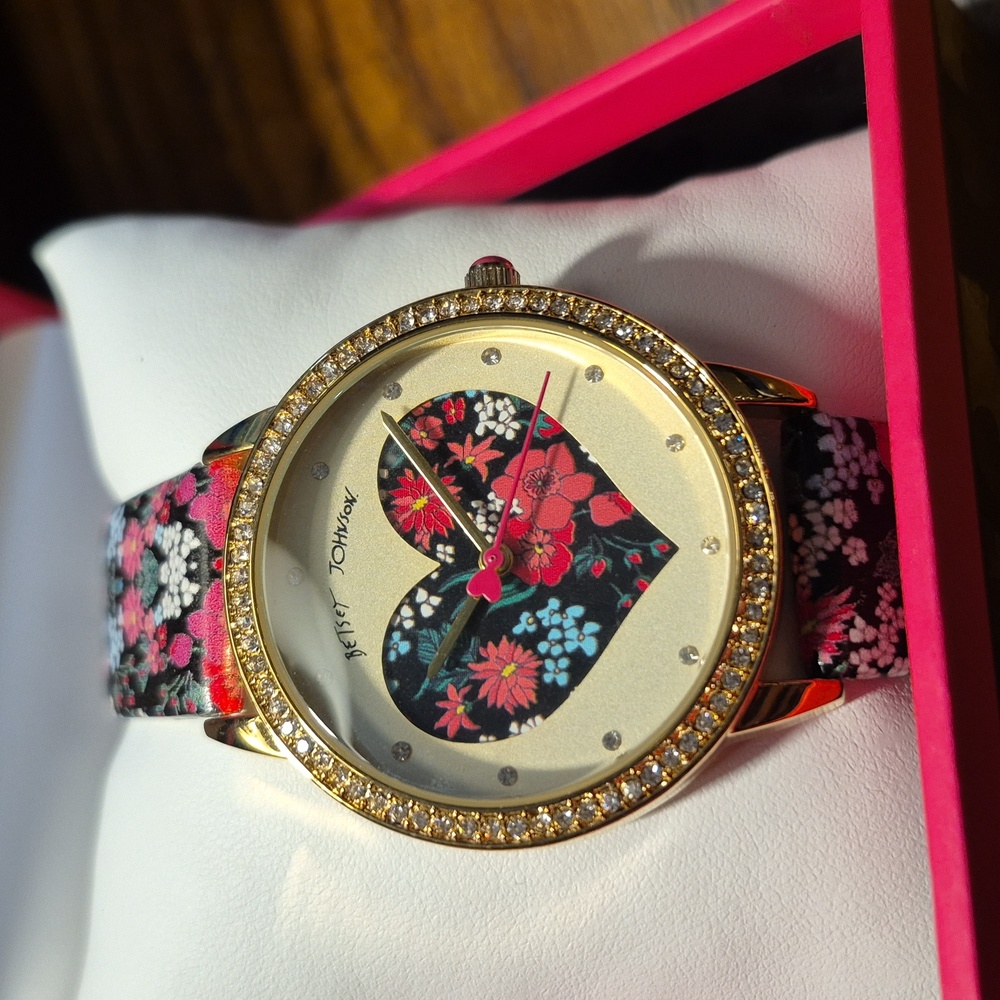Betsy Johnson Women's Floral Heart Watch Brand New With Tag - Picture 2 of 6